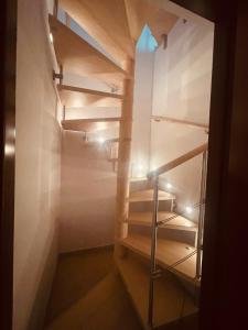阿拉西奥Residence Conchiglia Aparthotel的木架房间的楼梯