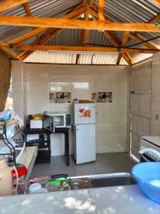 蒙巴萨Kikambala Eco Villas的厨房配有白色冰箱和桌子