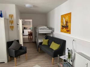 雷根斯堡Hostel am Ostentor的带沙发和双层床的客厅