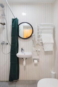 基辅MYFREEDOM Апартаменти метро Святошин的一间带水槽和镜子的浴室