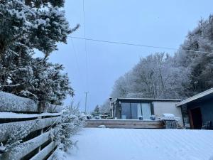 因弗内斯Woodside Cabin的前面的地面上积雪的房子