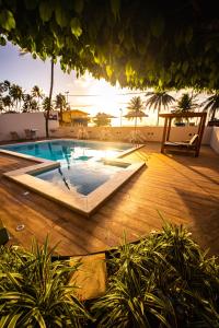 马拉戈日 马里卢斯包萨达旅馆的一座享有日落美景的游泳池