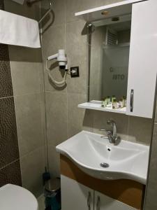 伊兹密尔Metro Otel的一间带水槽和淋浴的浴室