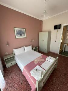 艾斯普罗瓦塔Hotel Angela的一间卧室配有一张带粉红色墙壁的大床