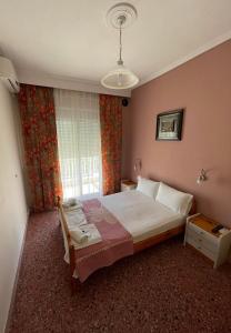 艾斯普罗瓦塔Hotel Angela的一间卧室设有一张床和一个窗口