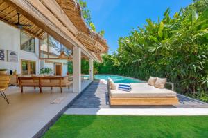 塞米亚克Villa Indigo - 5-BDR with huge pool and garden的一个带床和游泳池的户外庭院