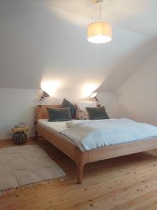 毛特Lichtzeit的一间卧室配有一张带蓝色床单的大床