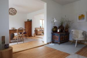 毛特Lichtzeit的客厅铺有木地板,配有桌椅。