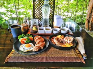 莫阿尔博阿Herbs Guest House and Restaurant near the Sea的一张桌子,上面有两盘早餐食品