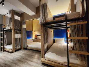 花莲市悦乐旅店- 花莲中福的一间房间,设有三张双层床