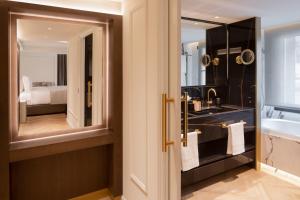 莱塞斯卡尔德-恩戈尔达Hotel MIM Andorra的带浴缸、水槽和镜子的浴室