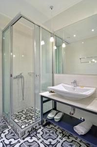 约阿尼纳Z Inn Ioannina的一间带玻璃淋浴和水槽的浴室
