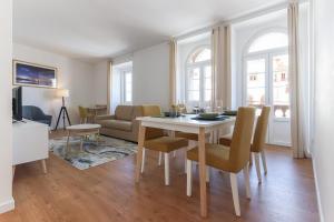 辛特拉Sintra Flower Lux Apartments的客厅设有餐桌和椅子
