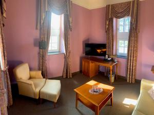 特文Hof de Draeck Bed & Breakfast的客厅配有沙发和桌子