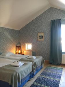 KökarBrudhäll Hotel & Restaurant的一间卧室设有两张床和窗户。