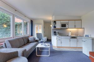 诺德奈Haus Kleemann的带沙发的客厅和厨房