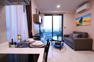 奥南海滩A402-Silk Condo Aonang-Sea view-5 mins walk to beach的客厅配有沙发和桌子