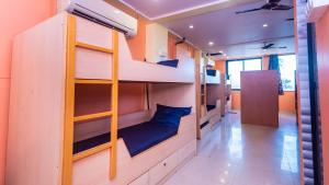 莫尔穆冈HOTEL AVISHA Residency的双层床间 - 带双层床