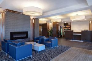 约克顿约克顿戴斯酒店及套房的大堂设有蓝色椅子和等候室