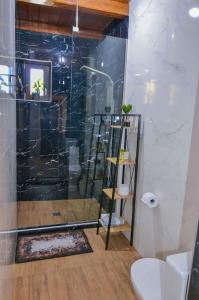 基萨莫斯Villa Anastasia Luxe with Top WiFi, BBQ & Amazing Views的浴室里设有玻璃门淋浴