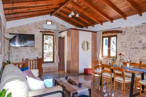 基萨莫斯Villa Anastasia Luxe with Top WiFi, BBQ & Amazing Views的客厅配有沙发和桌子