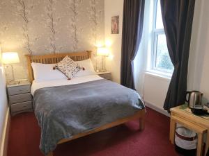 奥本马里敦之家旅馆的一间卧室设有一张床和一个窗口