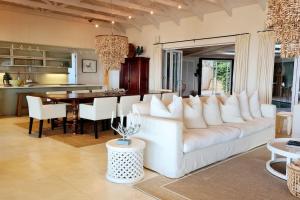 普利登堡湾Contemporary villa with amazing views的客厅配有白色的沙发和桌子
