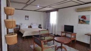 塔那那利佛Radama Hotel的酒店客房,配有床和电视