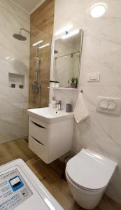 洛夫兰Apartman Leona的白色的浴室设有卫生间和水槽。