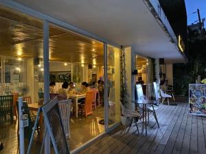 长滩岛海鸟国际度假村的一家餐厅,人们坐在露台上的桌子上