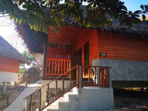 涛岛Koh Tao Relax Freedom Beach Resort的房屋设有通往门的楼梯