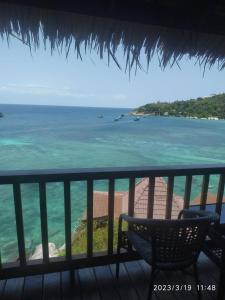 涛岛Koh Tao Relax Freedom Beach Resort的从度假村的阳台上可欣赏到海景