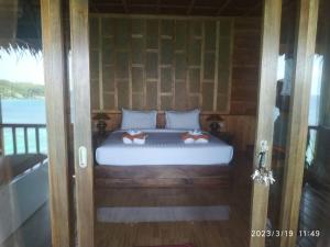 涛岛Koh Tao Relax Freedom Beach Resort的一间卧室配有一张床铺,上面有2只动物
