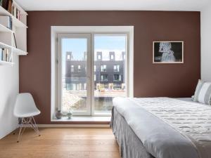 哥本哈根Sanders Pier - Fantastic 3-Bedroom Townhouse with Balcony Terrace的一间卧室设有一张床和一个大窗户