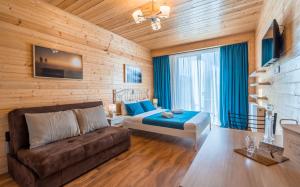 古多里New Gudauri Ski4Life的一间卧室配有一张床和一个沙发