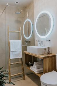 哈普萨卢Old Hapsal Hotel的一间带水槽和镜子的浴室
