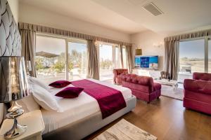 布罗托尼贾Wine Residence Cattunar的一间卧室设有一张大床和一个大窗户