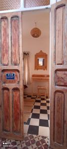 舍夫沙万Vallparadis Pension Familiar" FIRDAUS"的一间设有 ⁇ 板的房间的旧门
