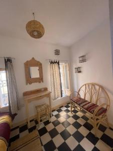 舍夫沙万Vallparadis Pension Familiar" FIRDAUS"的客房铺有 ⁇ 形地板,配有2把椅子和镜子