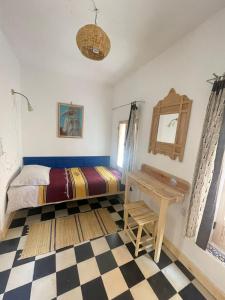 舍夫沙万Vallparadis Pension Familiar" FIRDAUS"的一间卧室配有一张床和一张桌子