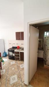 阿肖海Acacias的厨房设有一扇开放式门,通往带炉灶的厨房