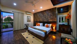 Spree Jungle Vilas Resort Ranthambore客房内的一张或多张床位