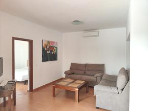 普拉亚布兰卡Villas Blancas的客厅配有两张沙发和一张咖啡桌