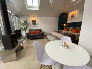 LlandogoTiny home, the Wye Valley, Clanna Cottage Llandogo的客厅配有白色桌子和沙发
