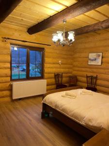 瓦特拉多尔内Chalet Poligon的木制客房内的一间卧室,配有一张床