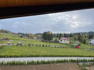 瓦特拉多尔内Chalet Poligon的从窗户可欣赏到农场的景色