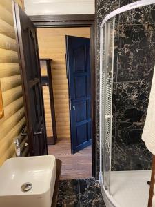 瓦特拉多尔内Chalet Poligon的带浴缸、水槽和淋浴的浴室