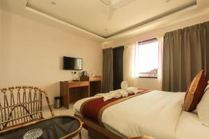 达兰萨拉Hotel Buddha's Abode的酒店客房设有床和窗户。