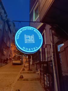 伊斯坦布尔Taksim History Wooden Hostel的挂在建筑物一侧的蓝色标志