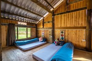 萨帕River mountain view homestay的木屋内带两张床的房间